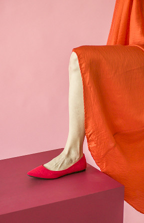 Nogi w czerwonych balerinach