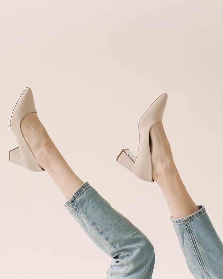 Stopy w beżowych czółenkach