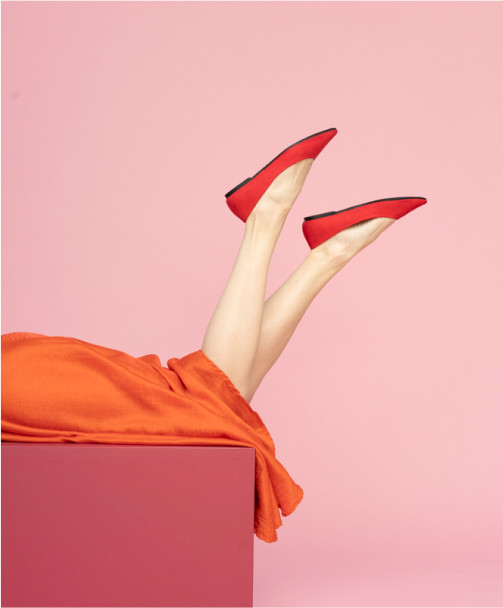 Nogi w czerwonych balerinach